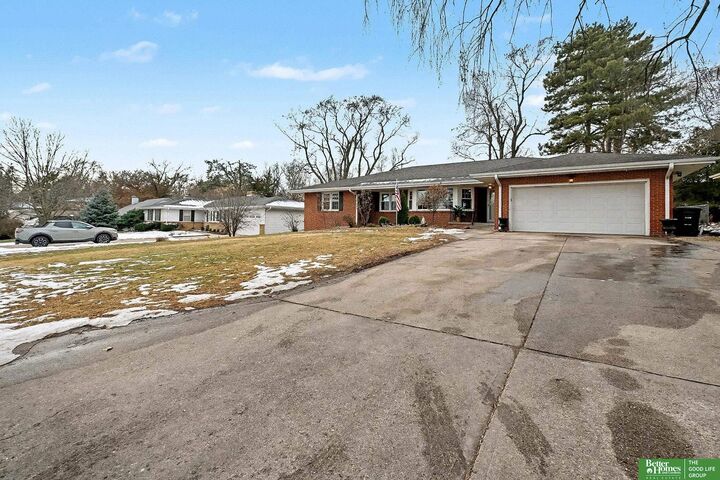 Property Photo: 914 Hillcrest Drive NE 68132