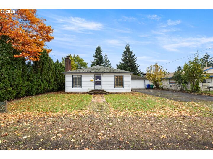 Property Photo:  8730 NE Davis St  OR 97220 