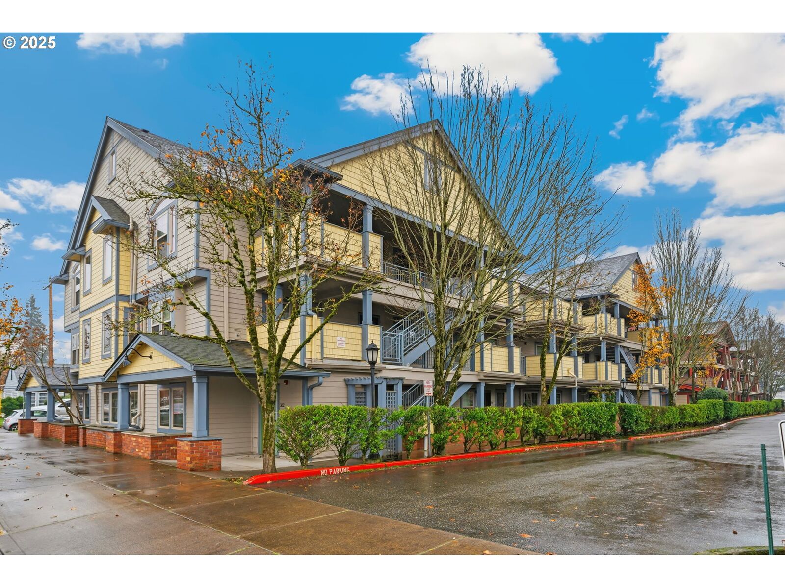 Property Photo: 9837 NE Irving St 322 OR 97220