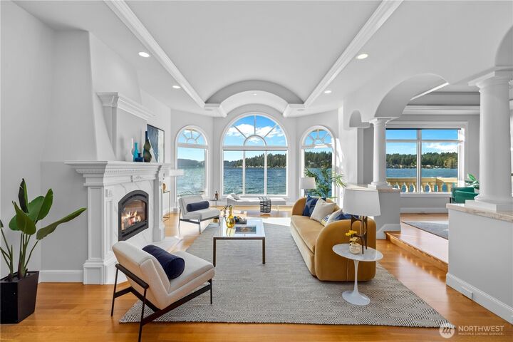 Property Photo:  2819 E Lake Sammamish Parkway NE  WA 98074 