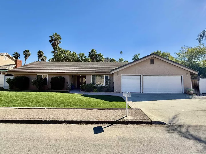 Property Photo:  1423 Vista Grande Rd  CA 92019 