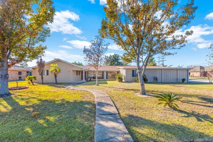 Property Photo: 4900 E Saint Charles Avenue E LA 70605