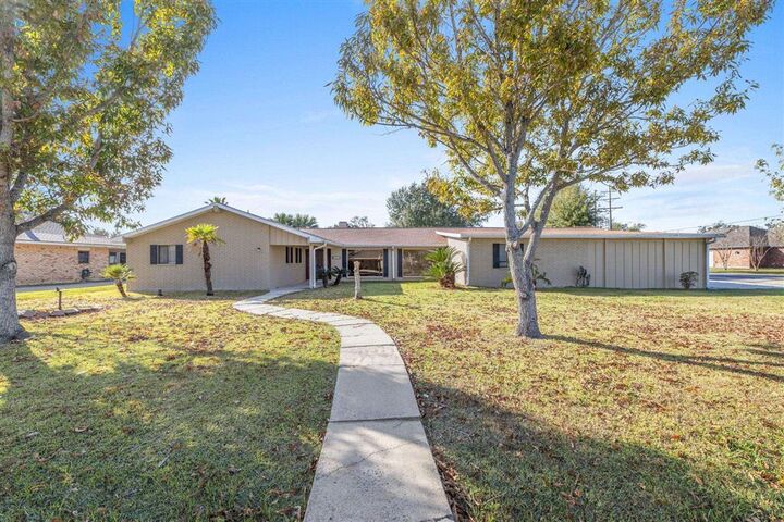 Property Photo: 4900 E Saint Charles Avenue E LA 70605