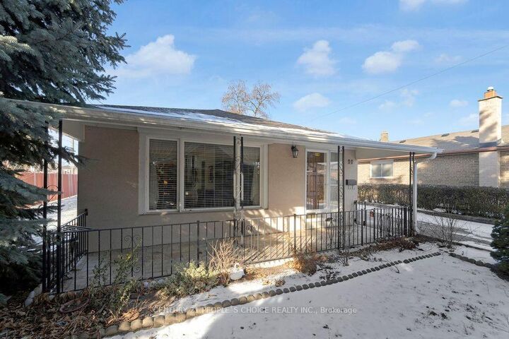 Photo de la propriété: 90 Goldsboro Road ON M9L 1A8