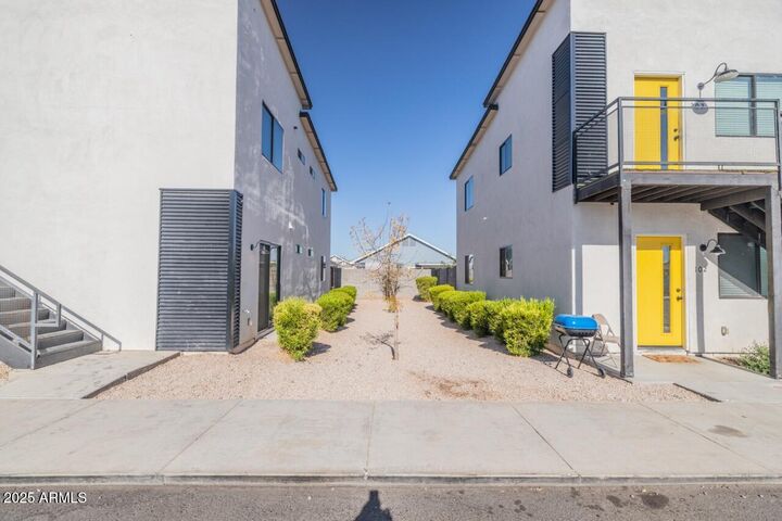 Property Photo:  1135 E Chipman Road  AZ 85040 