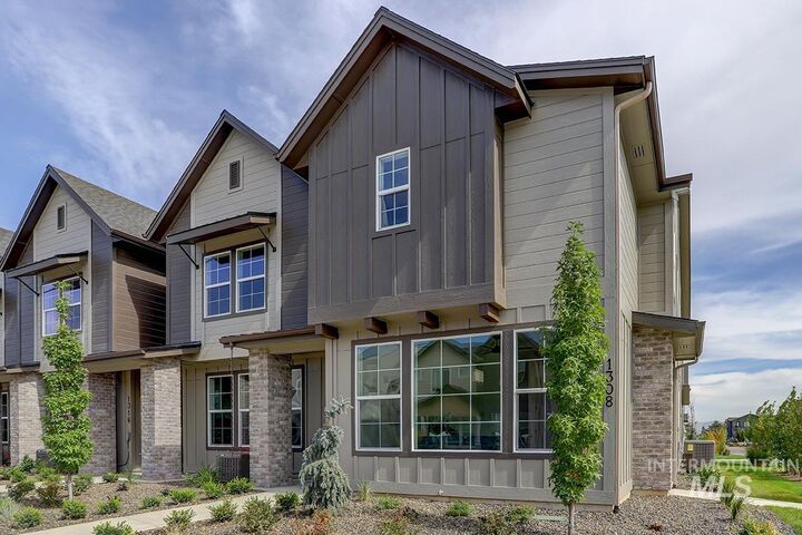 Property Photo: 1328 N Meadowglen Ave ID 83642-9180