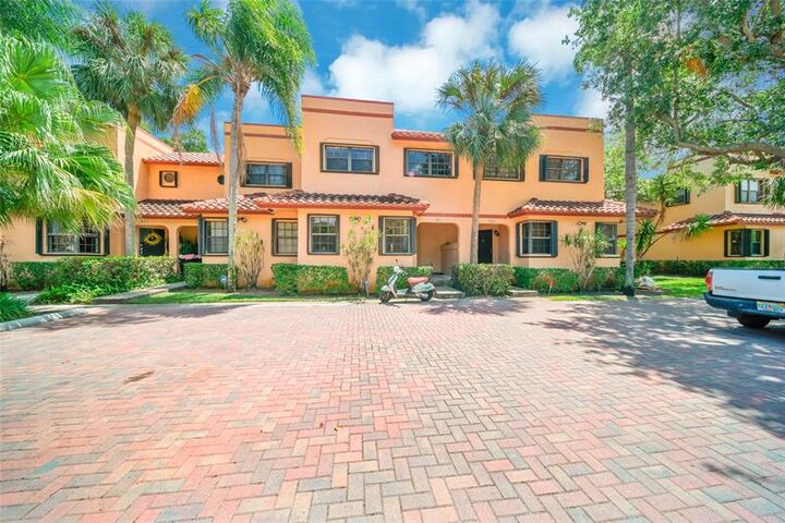 Property Photo: 200 NE 17th Ct 805 FL 33305