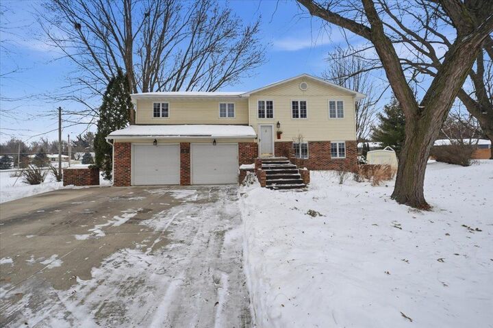 Property Photo:  5 Hillside Dr E  IA 50662 