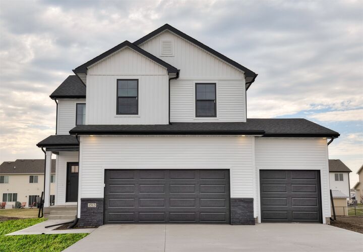 Property Photo:  1513 Maple Street  IA 50109 