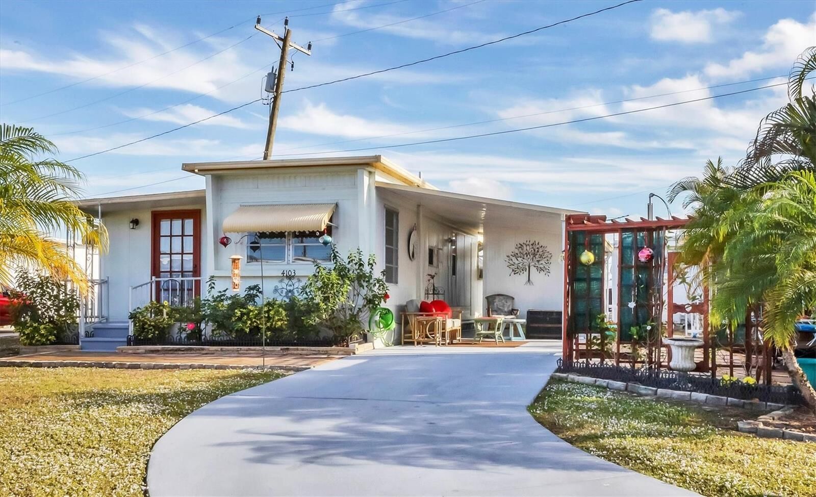 Property Photo: 4103 12th Street Court E FL 34222