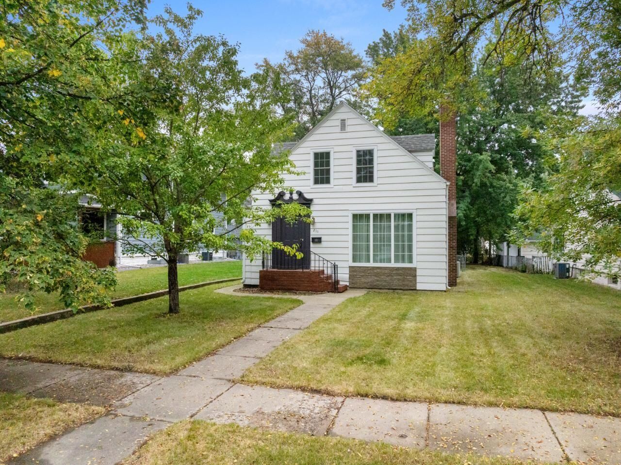 Property Photo:  211 9th St SE  ND 58701 