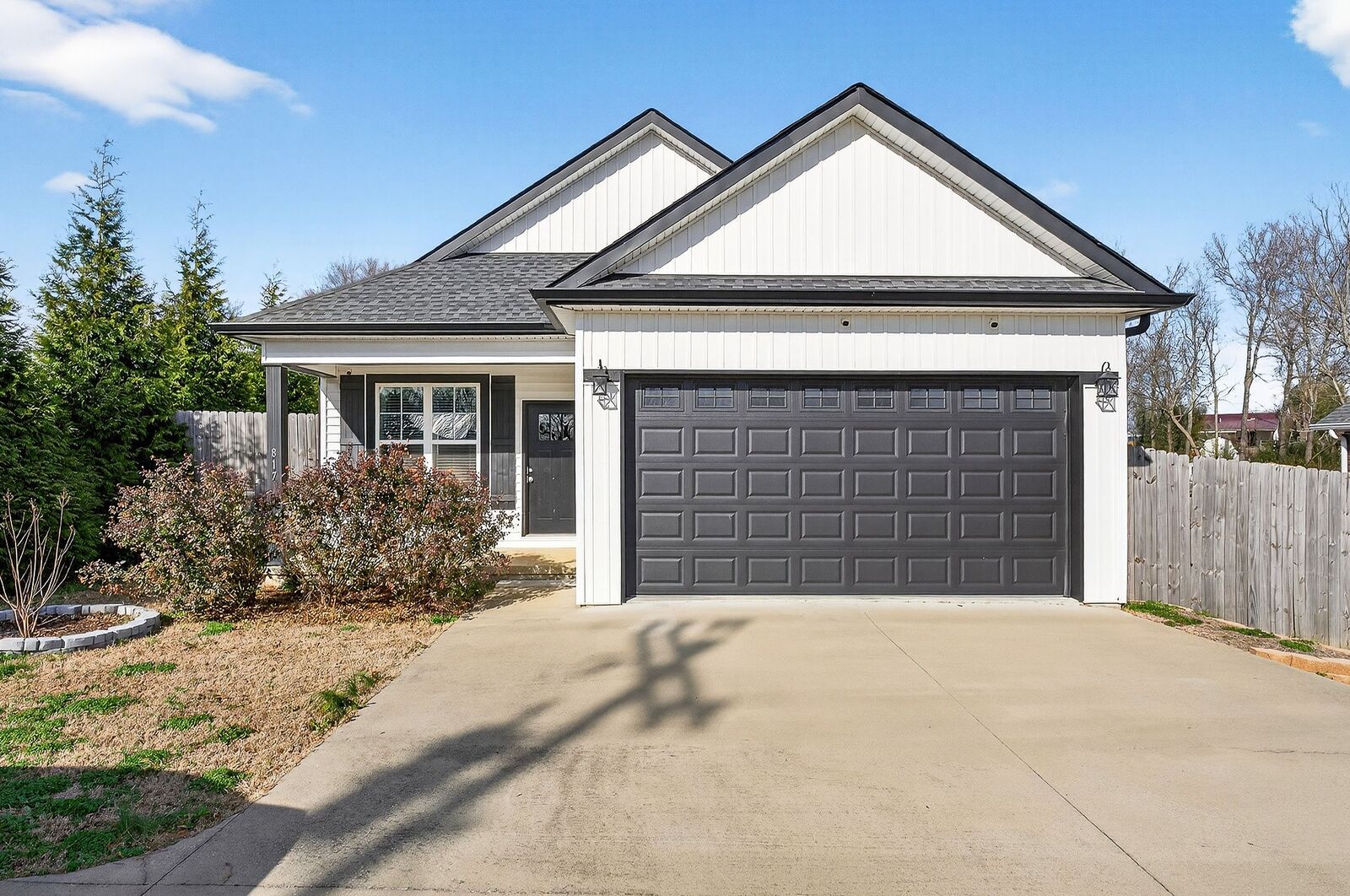 Property Photo:  817 S Mountain St  TN 37166 