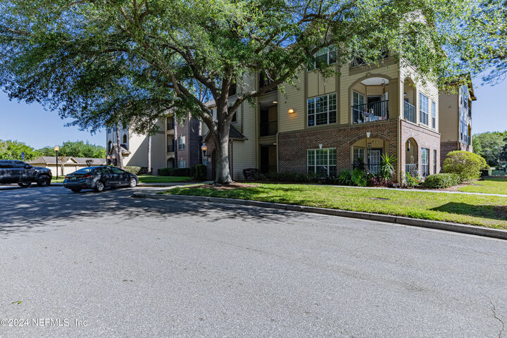 Property Photo:  7800 Point Meadows Drive 1232  FL 32256 