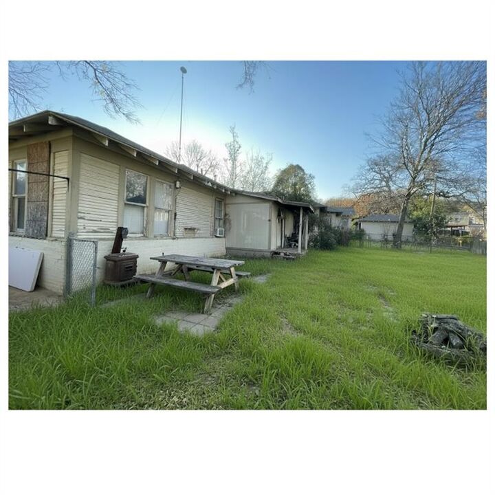 Property Photo:  512 NW 5th Street  TX 76067 