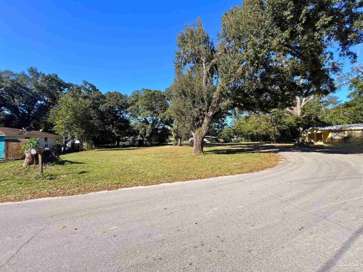 Property Photo:  5 Simon Ct  FL 32505 