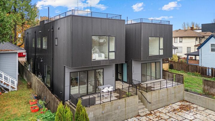 Property Photo:  1114  26th Avenue B  WA 98122 