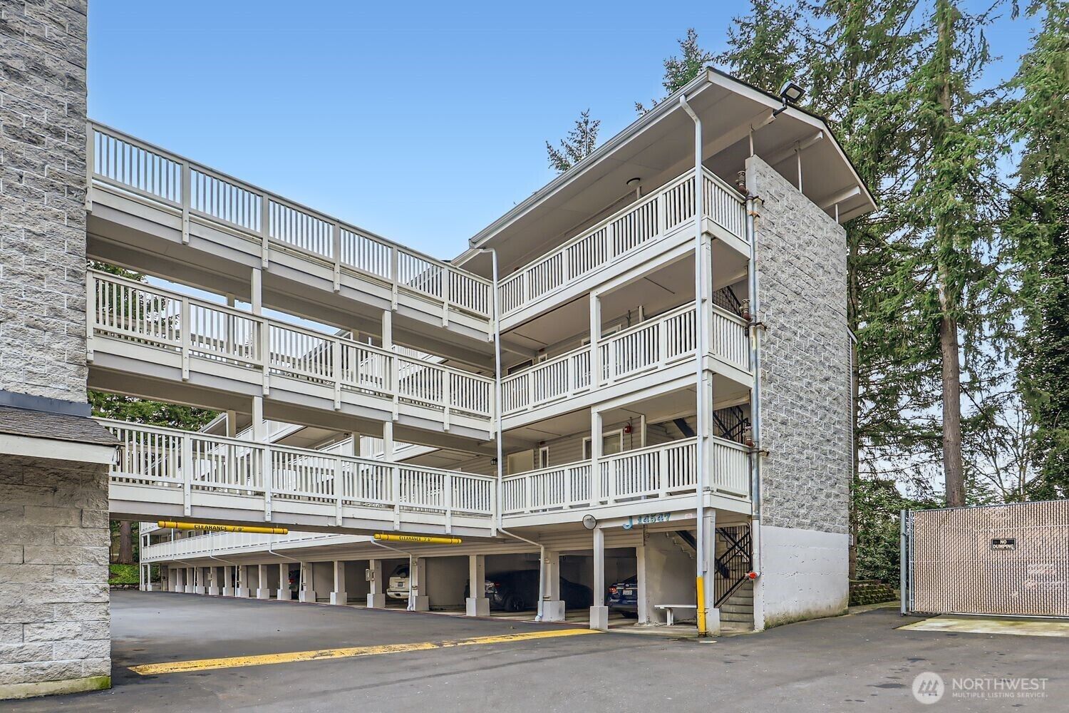 Property Photo: 14547 NE 40th St J302 WA 98007