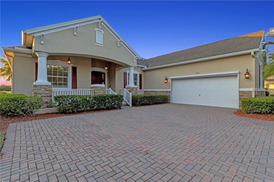 Property Photo: 7271 E Village Square FL 32966