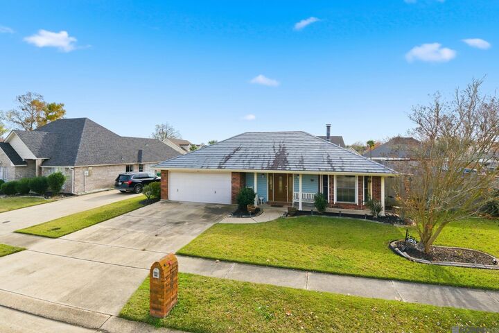 Property Photo: 328 N Canterbury Dr LA 70068