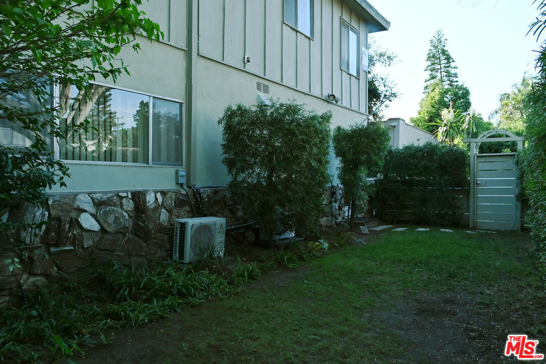 Property Photo: 1868 10th St CA 90404