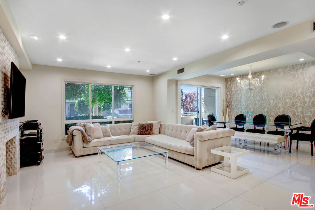 Property Photo:  11921 Dorothy St  CA 90049 