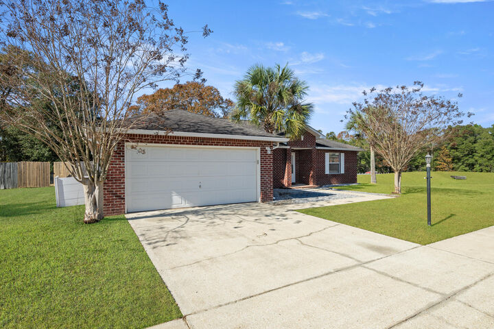 Property Photo:  2406 Cumberland Way  FL 32536 