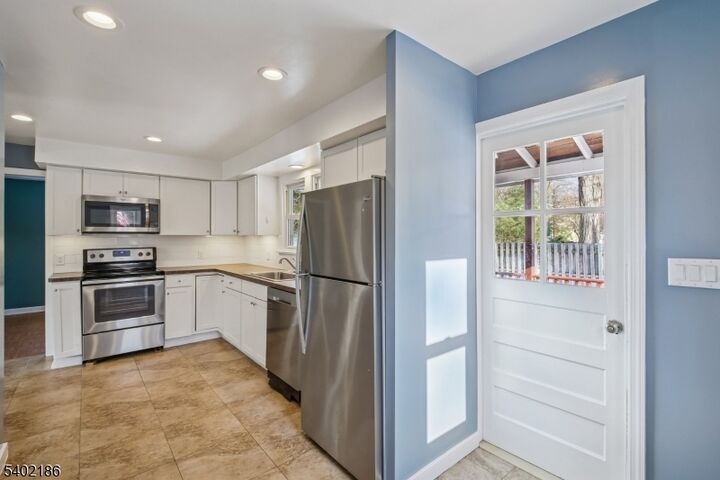 Property Photo:  4 Cabot Ln  NJ 07405 