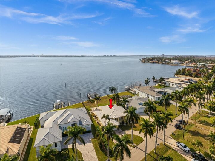 Property Photo:  264 Bayshore Drive  FL 33904 
