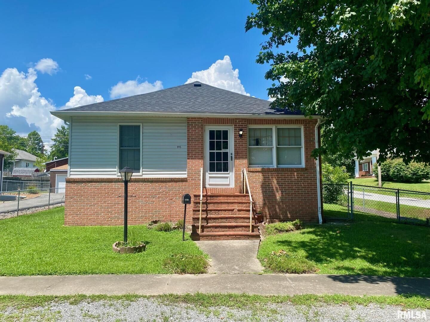 Property Photo: 1915 E Oak Street IL 62896