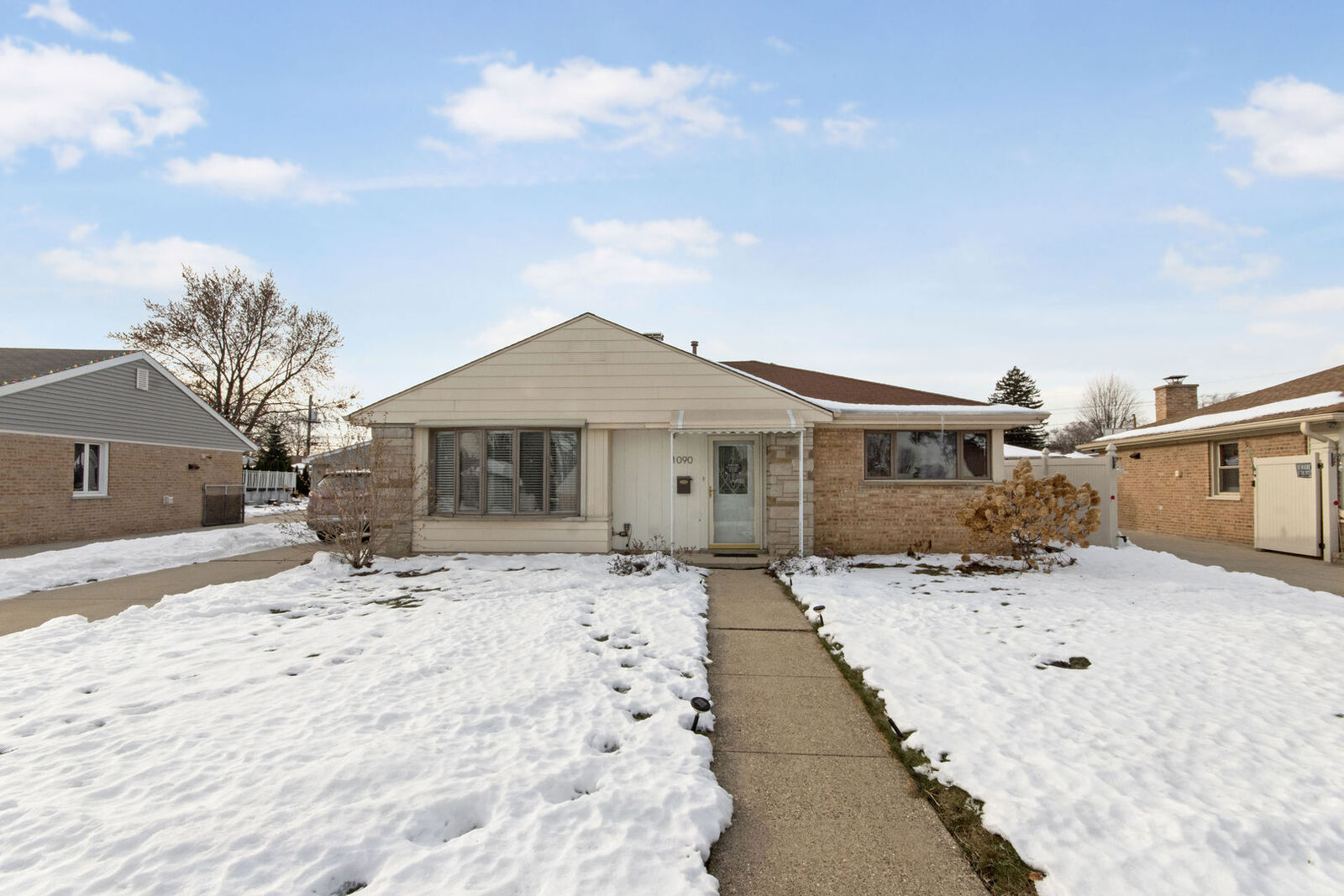 Property Photo: 1090 W Grant Drive IL 60016