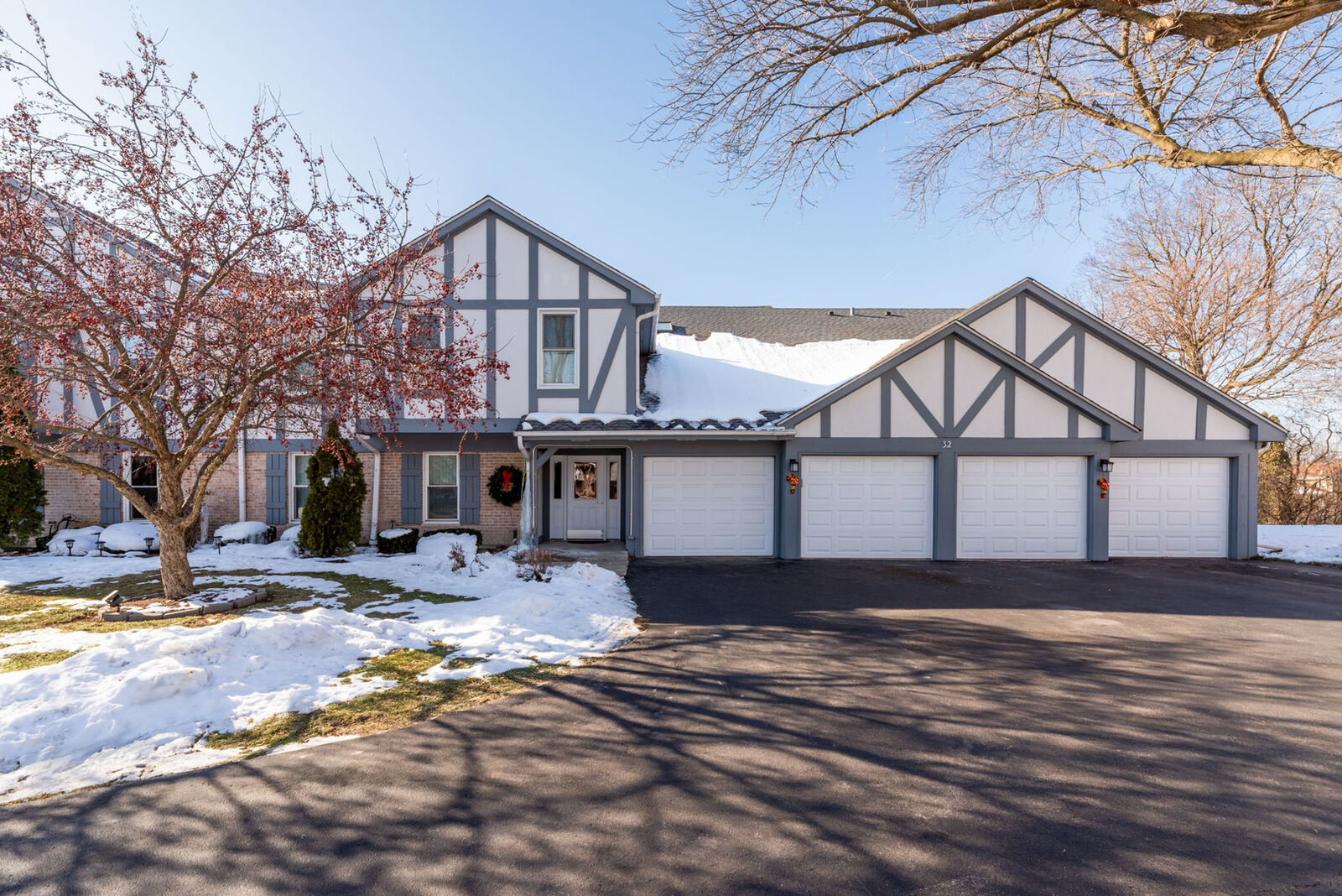 Property Photo:  32 W Fern Court 116B  IL 60067 