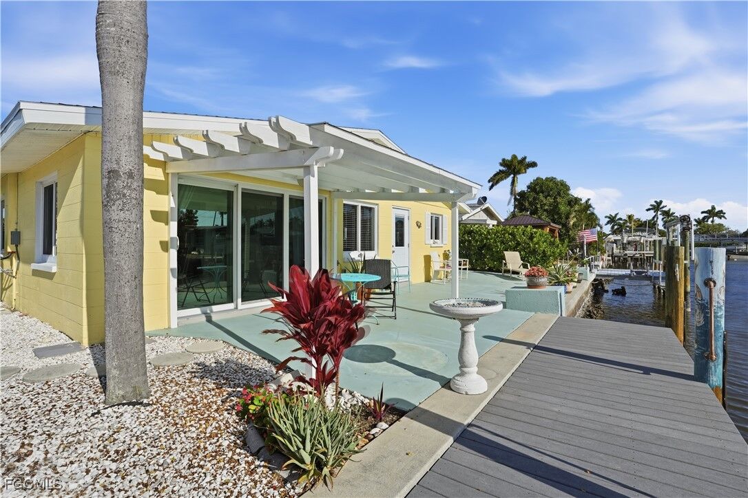 Property Photo:  2607 Bayshore Drive  FL 33993 