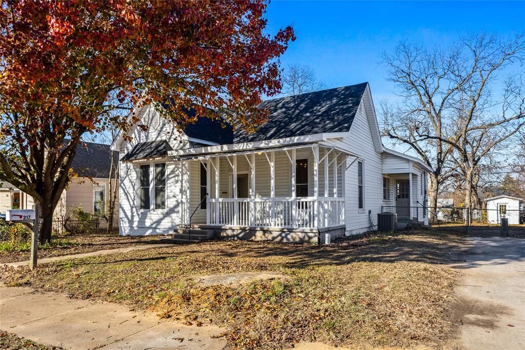 Property Photo:  217 W Hull Street  TX 75020 