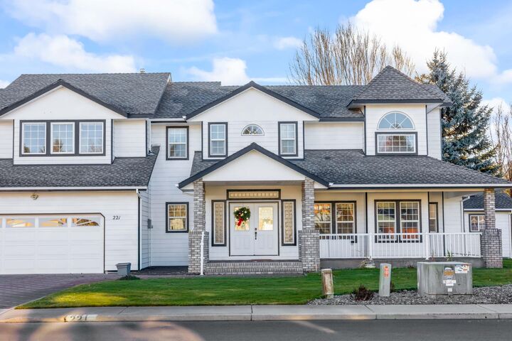 Property Photo:  221 SW Meadow Lakes Drive  OR 97754 