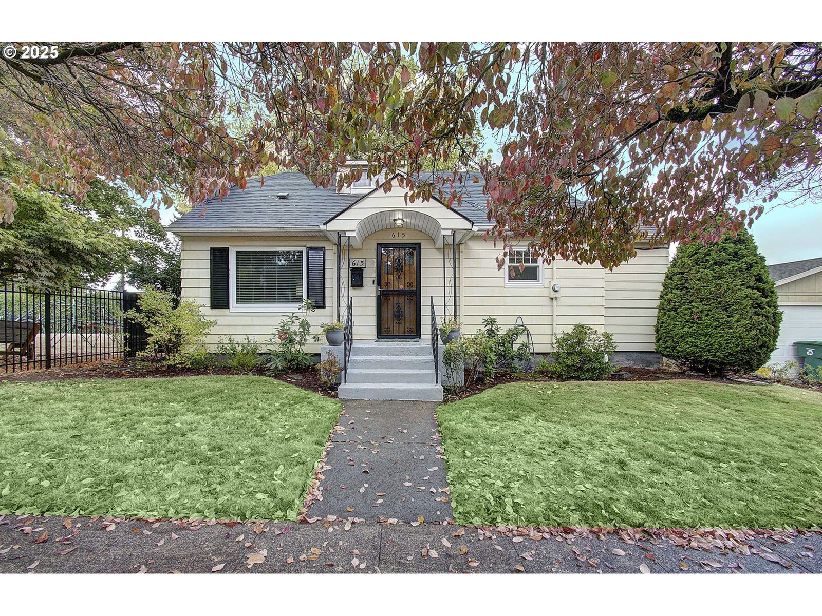 Property Photo: 615 W 39th St WA 98660