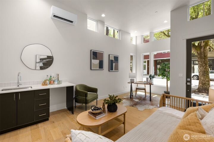 Property Photo: 1108 B 34th Avenue WA 98122