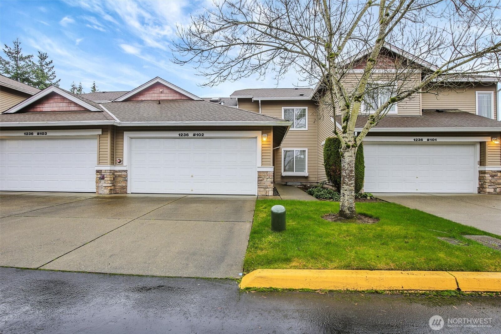 Property Photo:  1236  65th Street SE 102  WA 98092 