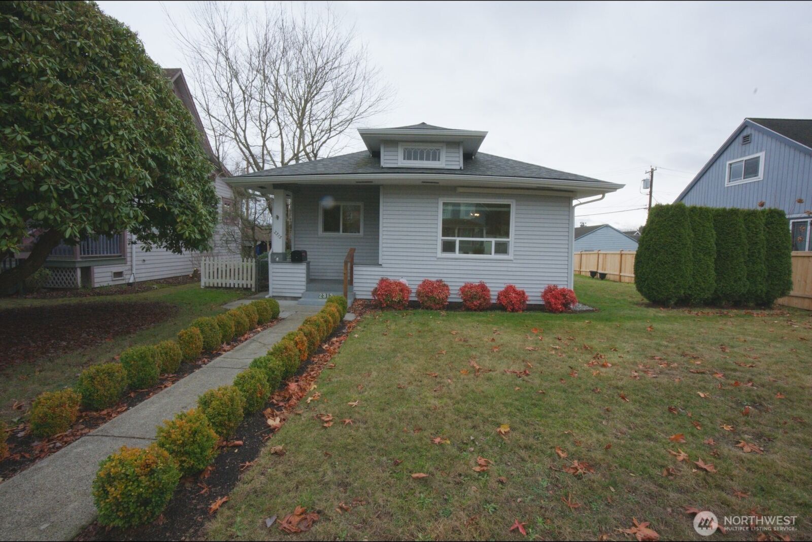 Property Photo:  2313  Maple Street  WA 98201 