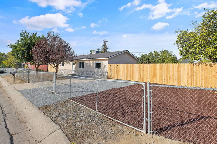 Property Photo: 1502 W Sunnyview Avenue CA 93291