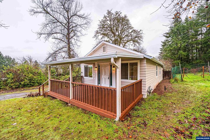 Property Photo:  225 21st Av  OR 97386 