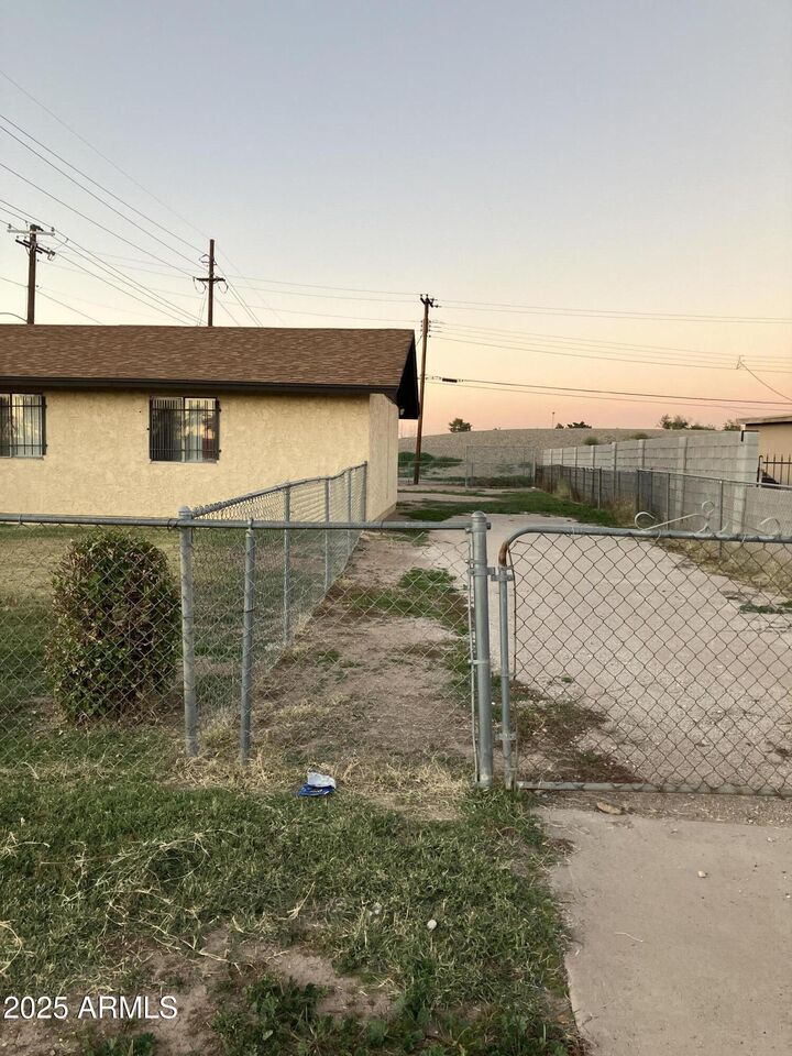 Property Photo:  3360 W Moreland Street  AZ 85009 