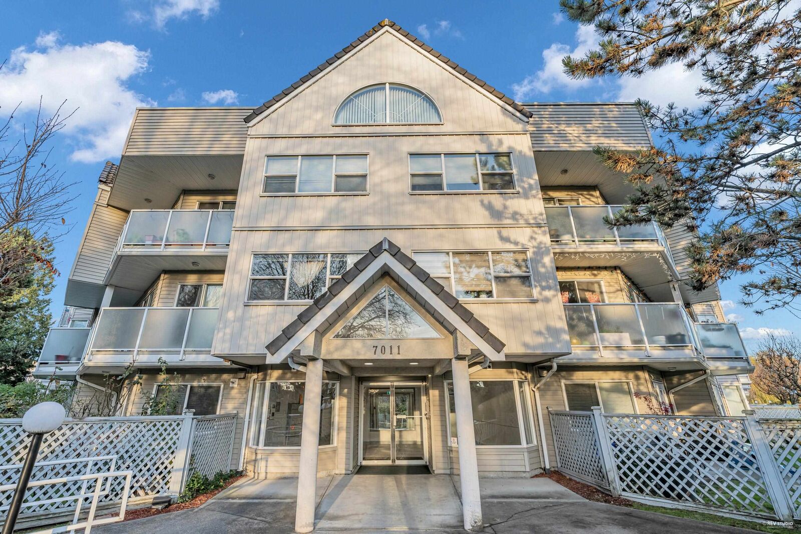 Property Photo:  7011 Blundell Road 401  BC V6Y 1J5 