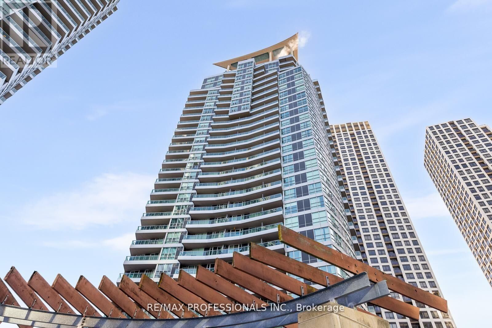 Property Photo:  33 Elm Drive West 806  ON L5B 4M2 