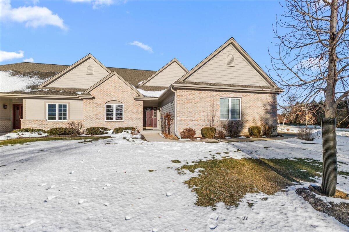 Property Photo:  N58w5232 Highland Crossings Cir  WI 53012 