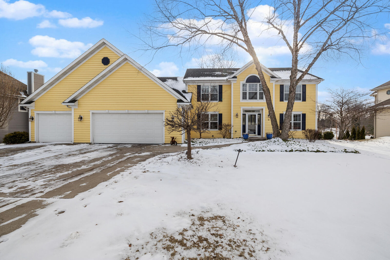 Property Photo:  453 Deerwood Ct  WI 53024 