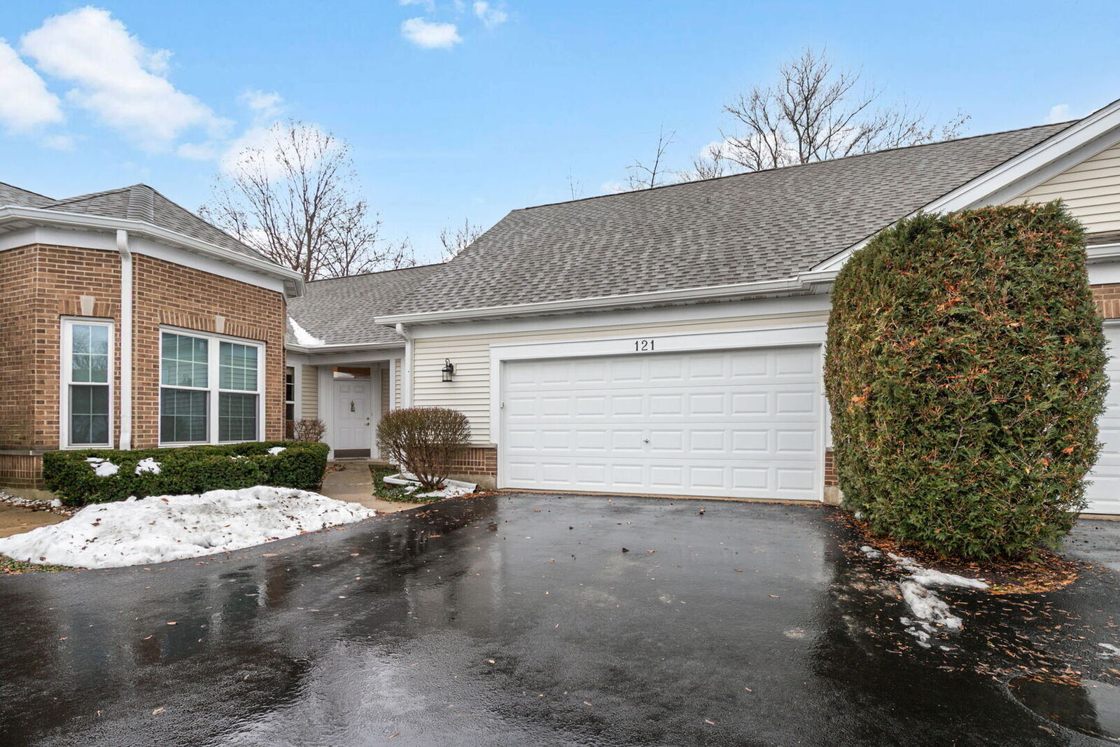 Property Photo:  121 Enfield Lane  IL 60030 
