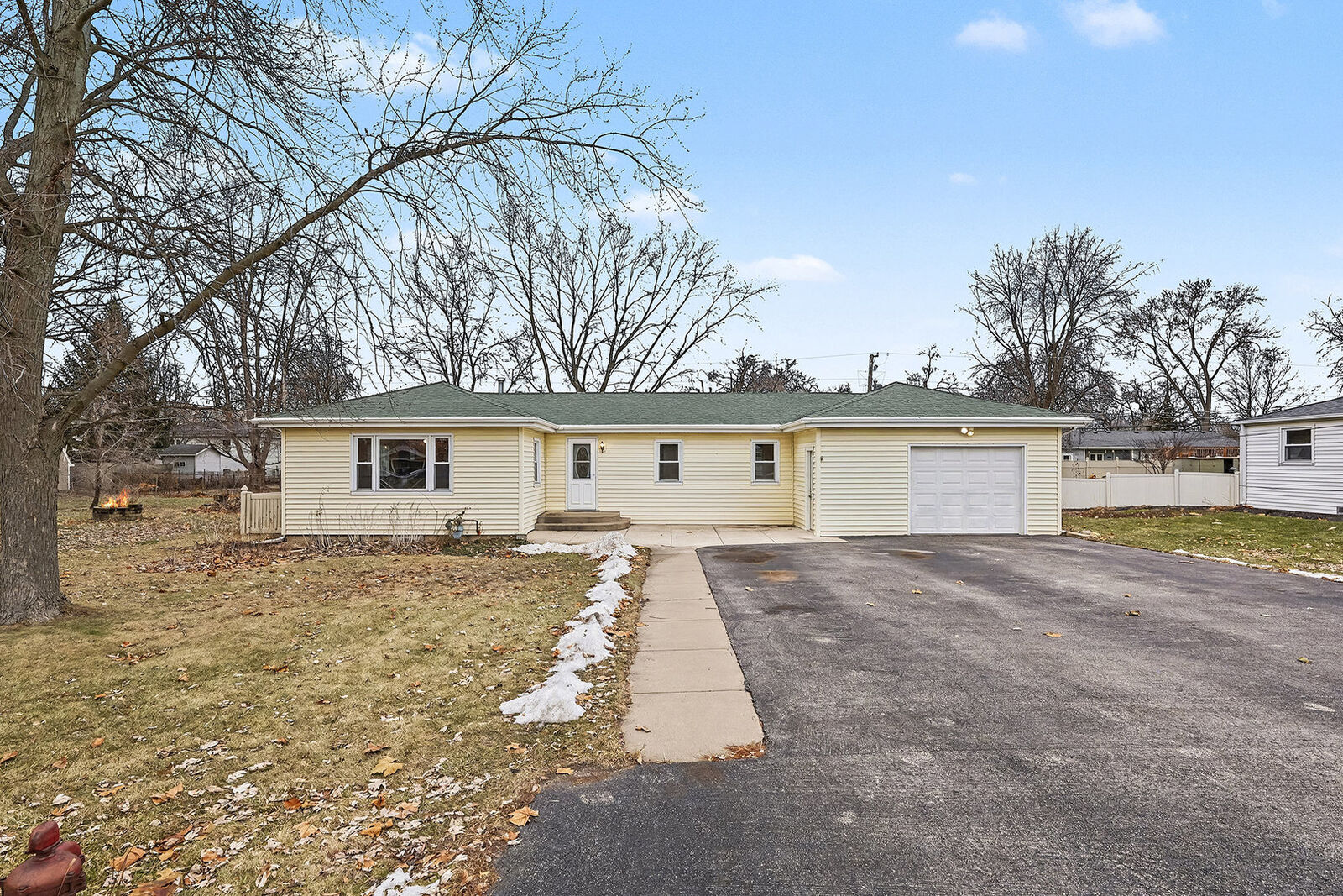 Property Photo: 2423 Pecan Street IL 60435