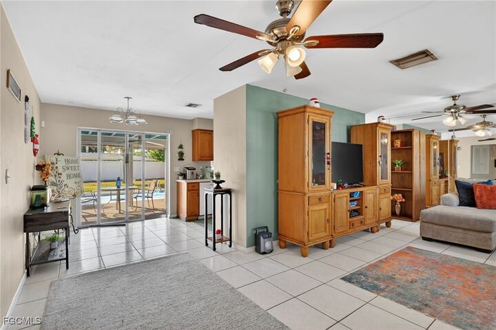 Property Photo:  1718 SE 29th Lane  FL 33904 