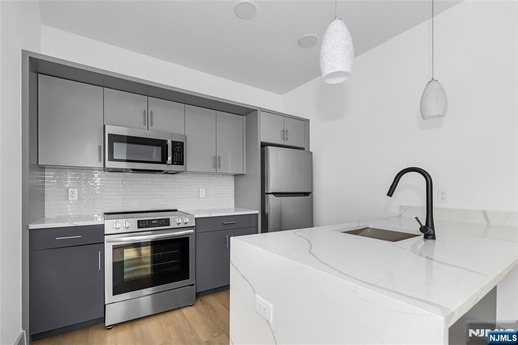 Property Photo:  1435 10th Street 209  NJ 07024 