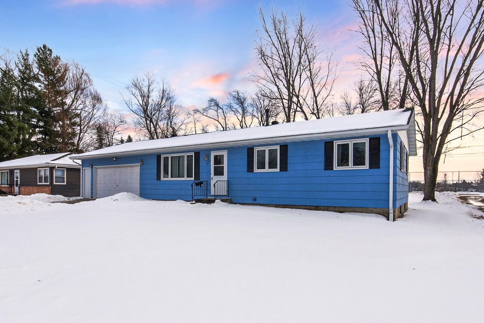 Property Photo:  205 Linden Place S  MN 55057 
